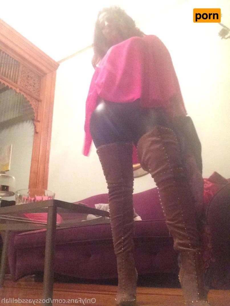 Bossy Ass Delilah 8690594