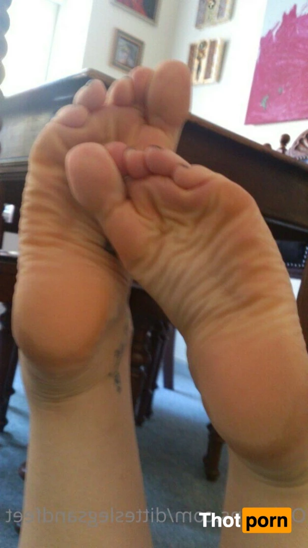 ditteslegsandfeet 8734021