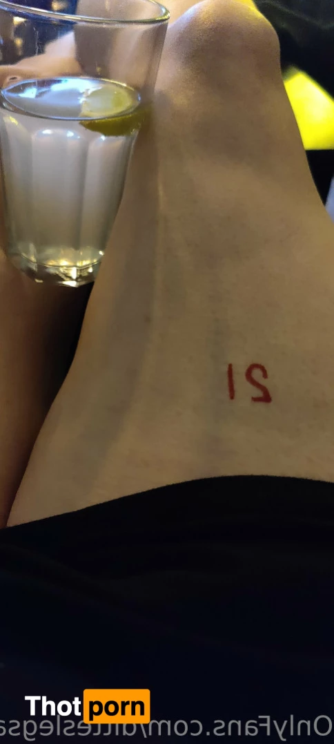 ditteslegsandfeet 8734056