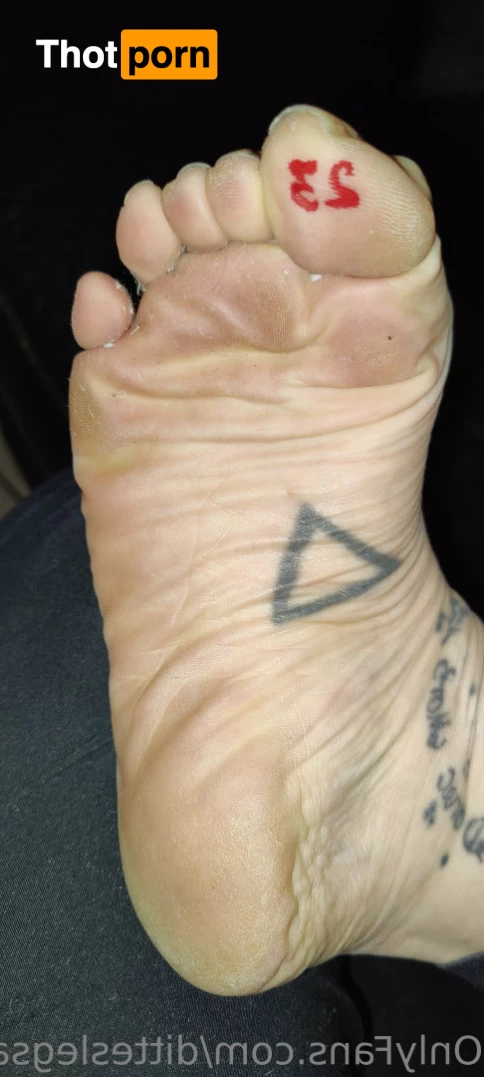 ditteslegsandfeet 8734140