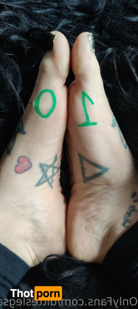 ditteslegsandfeet 8734190