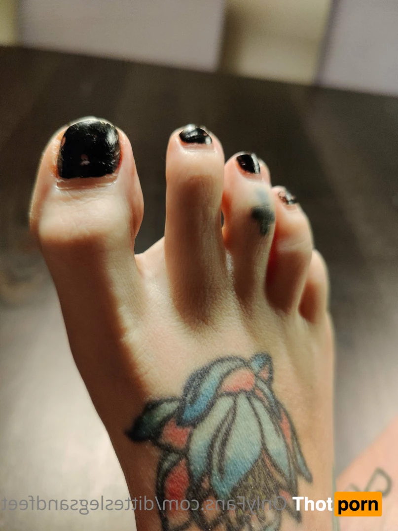 ditteslegsandfeet 8734237