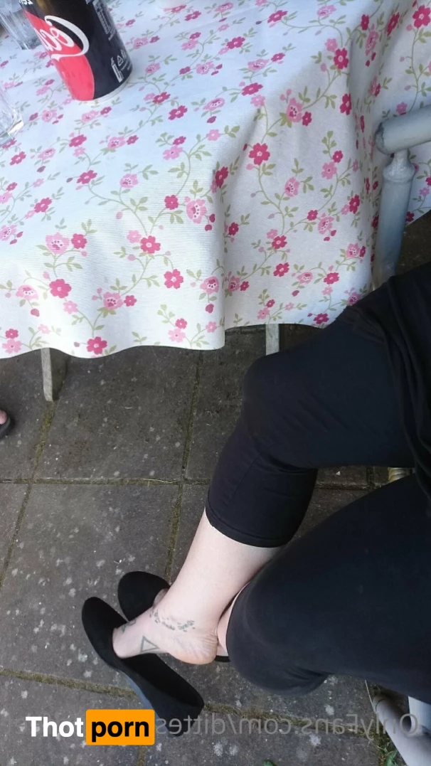 ditteslegsandfeet 8734339