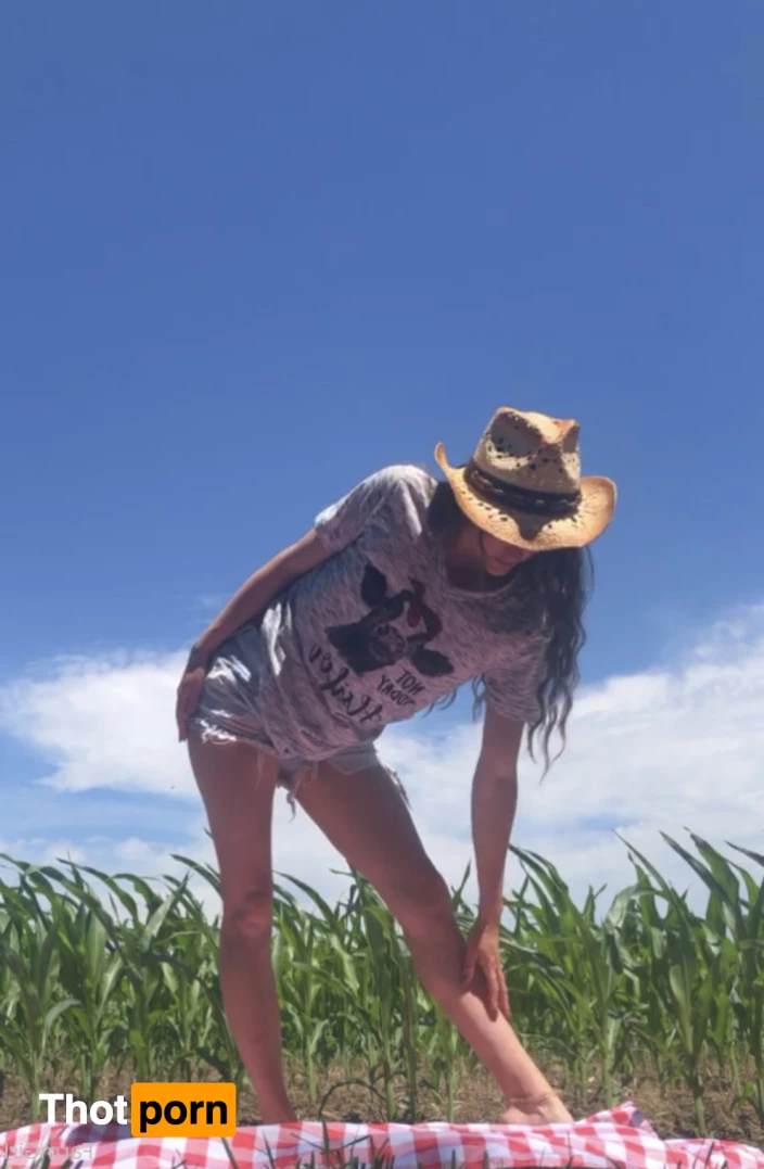 FarmGirl_Elizabeth 8576324
