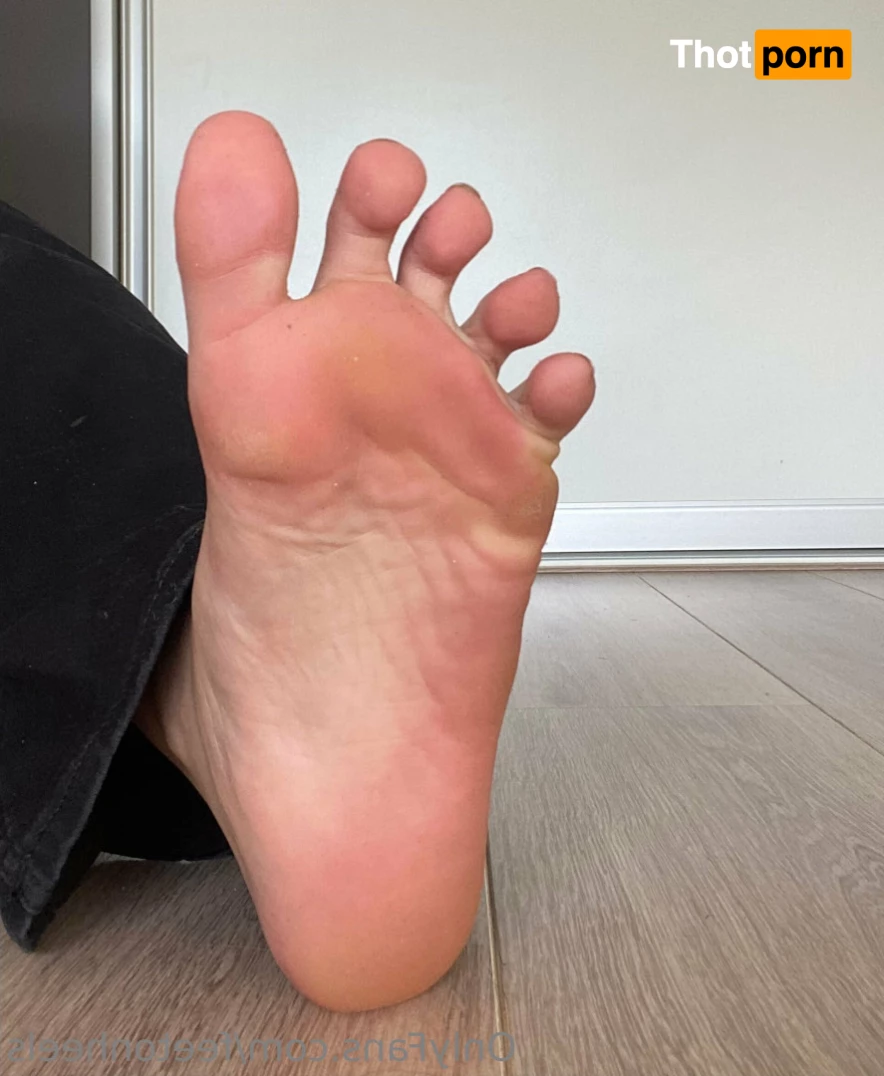 Feet on heels 👠 8742685