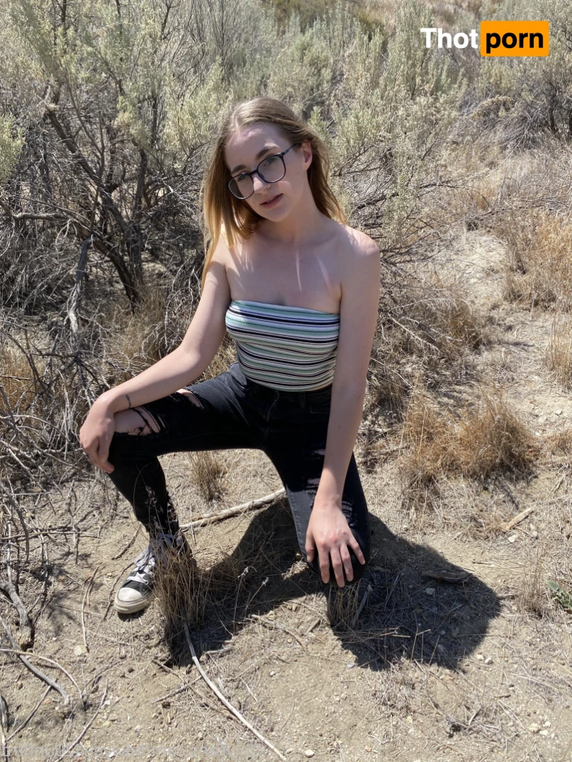 stoner girl next door 🍁 8701425