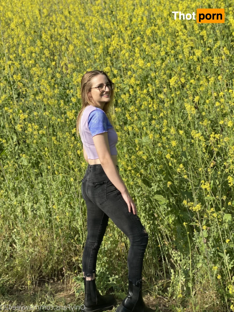 stoner girl next door 🍁 8701500