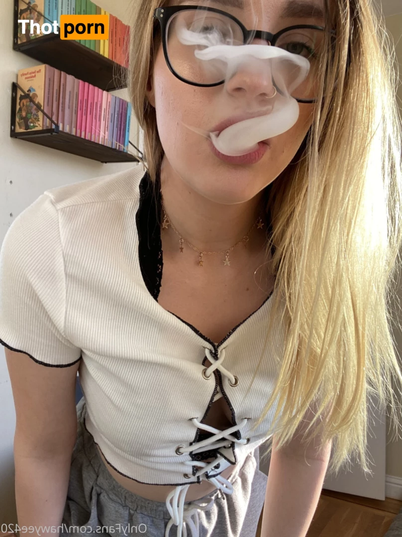 stoner girl next door 🍁 8701603