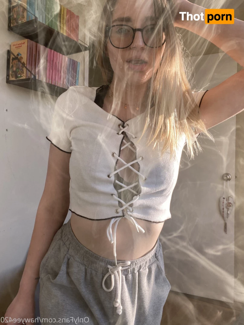 stoner girl next door 🍁 8701723