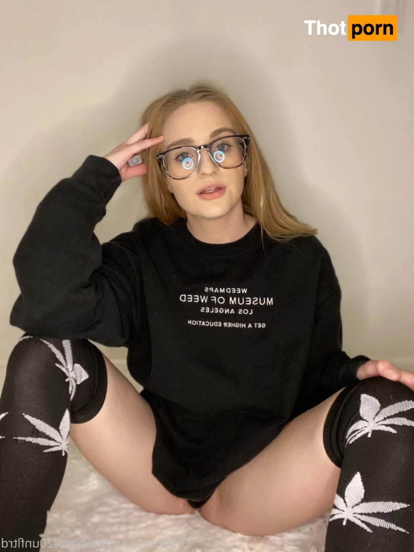 stoner girl next door 🍁 8701736