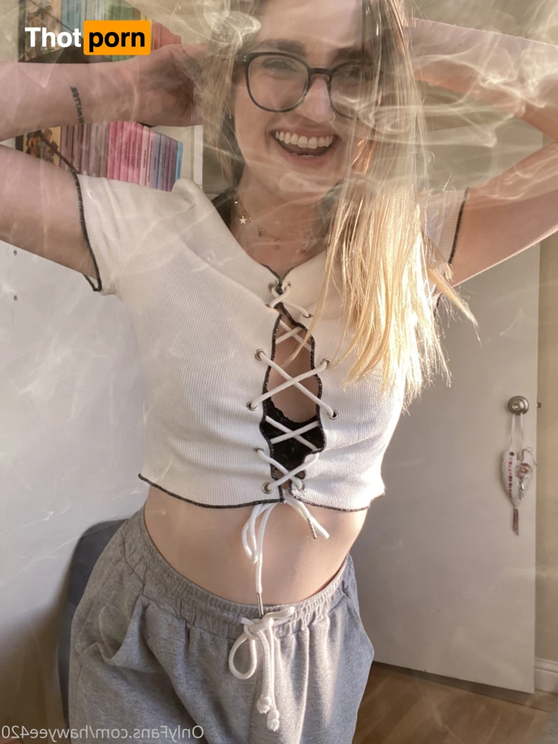 stoner girl next door 🍁 8701894