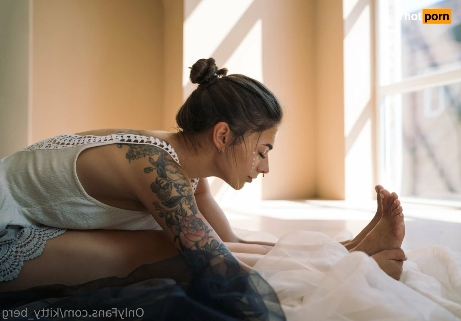 Kitty Berg 🏔1st nude climber 15337382