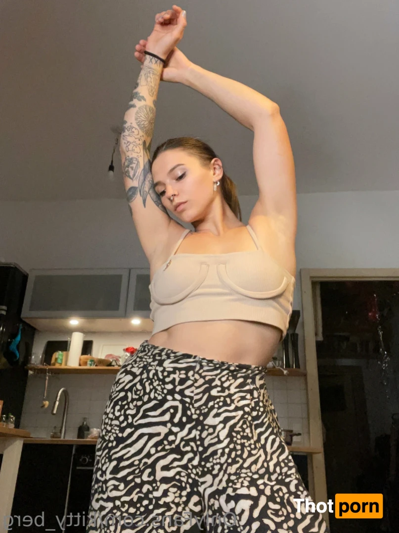 Kitty Berg 🏔1st nude climber 15337633