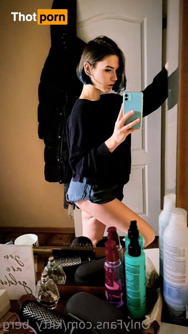 Kitty Berg 🏔1st nude climber 15337813