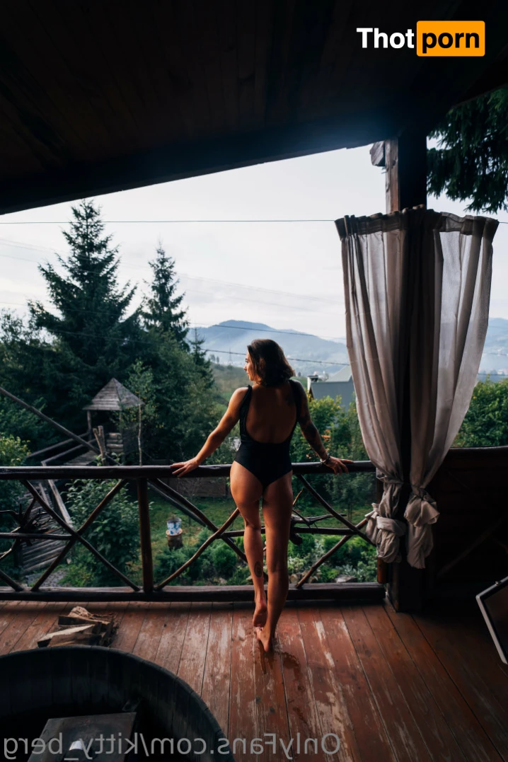 Kitty Berg 🏔1st nude climber 15338319