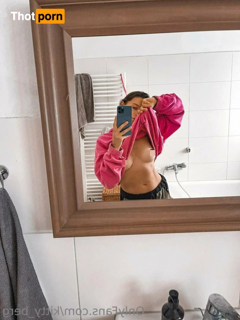 Kitty Berg 🏔1st nude climber 15338750