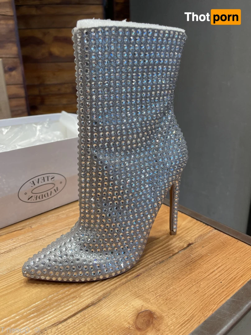 Queen Trish 15205498