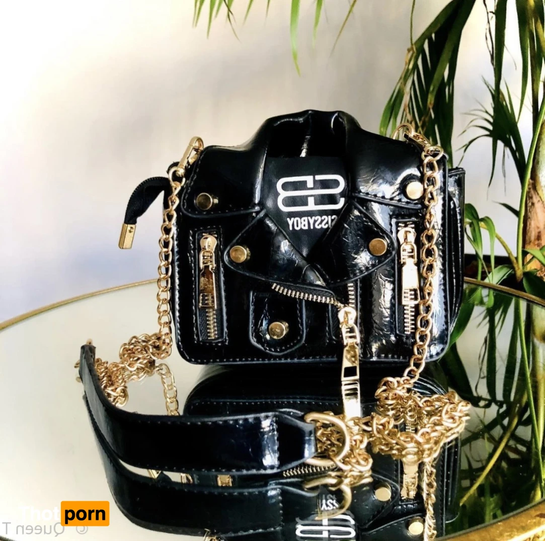 Queen Trish 15205554