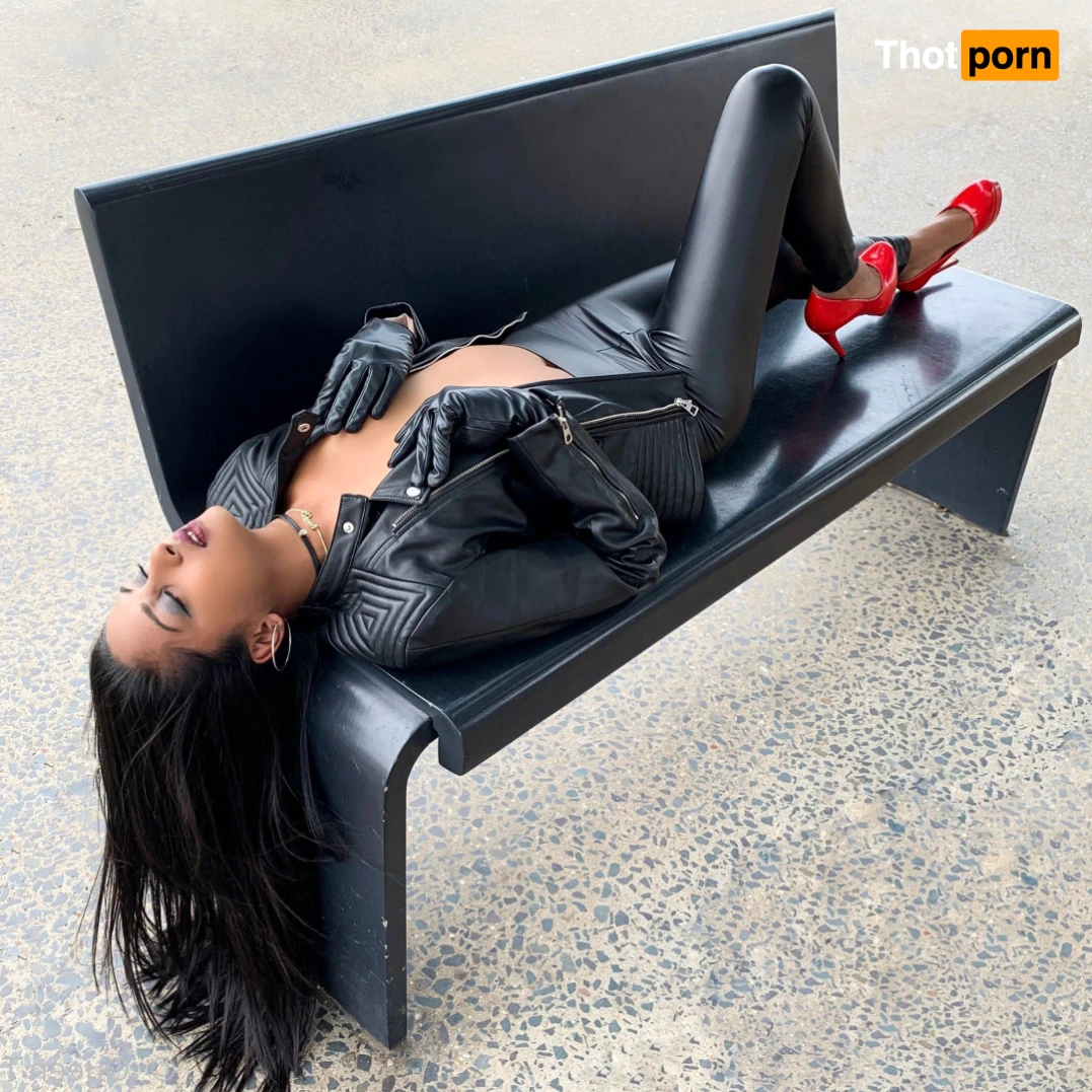 Queen Trish 15205636