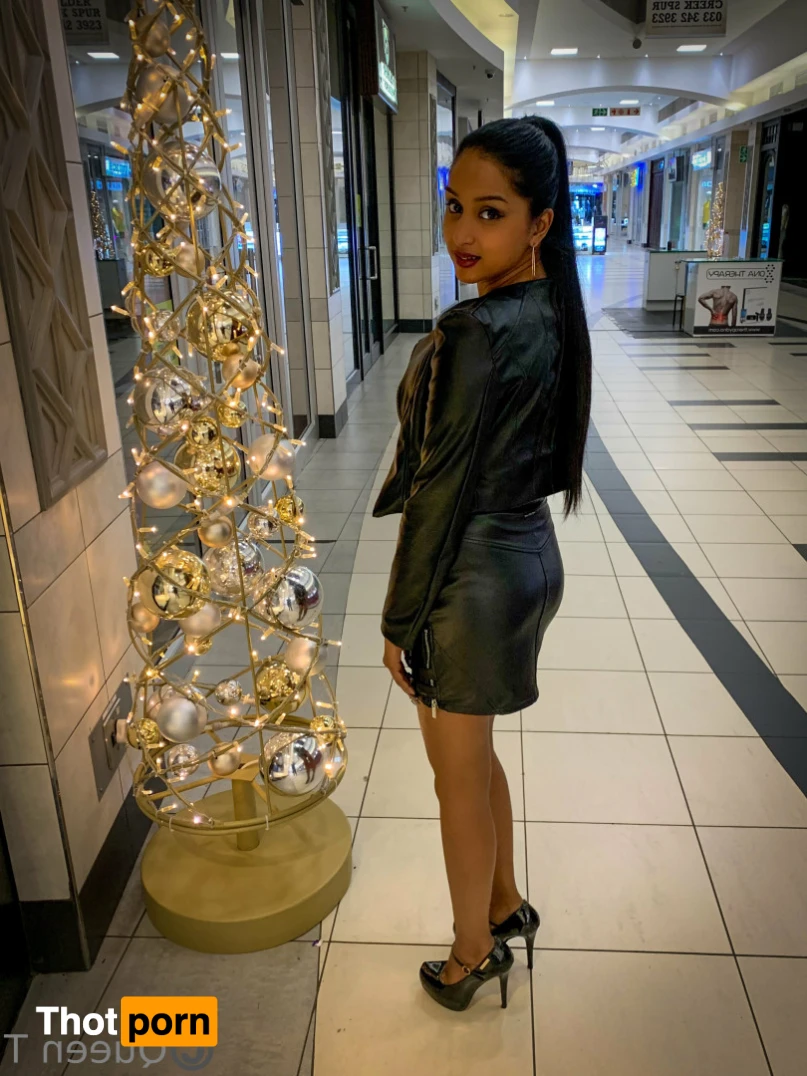 Queen Trish 15205928