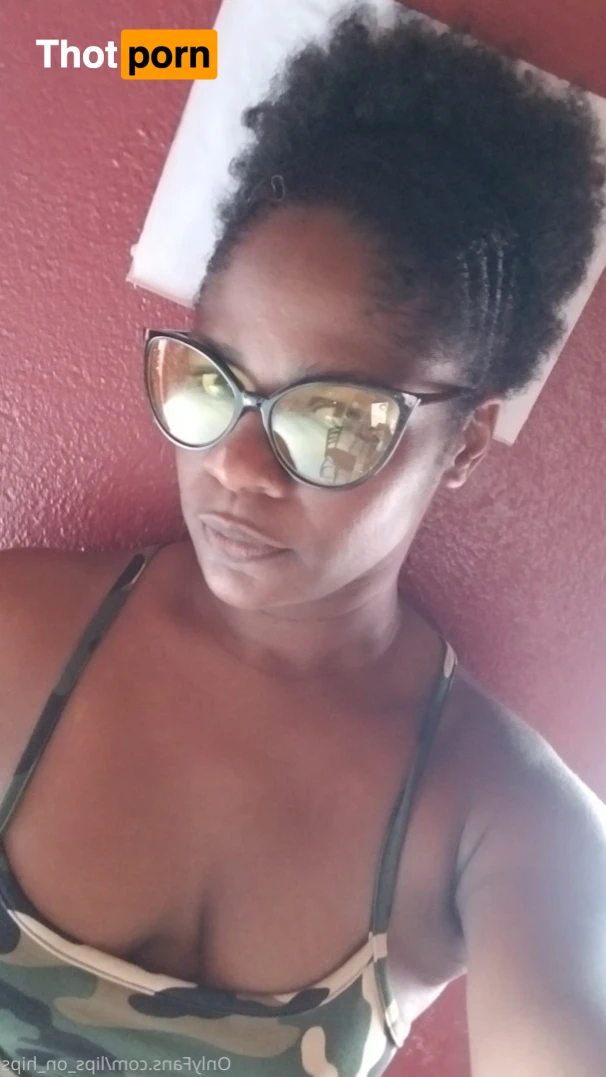 Lips on Hips 15102780