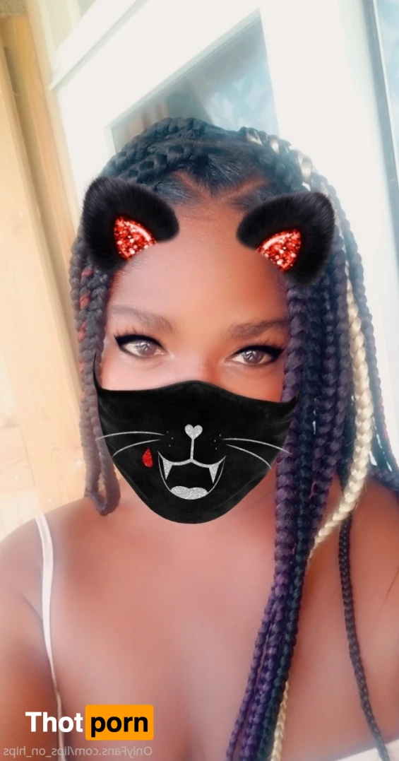 Lips on Hips 15102888