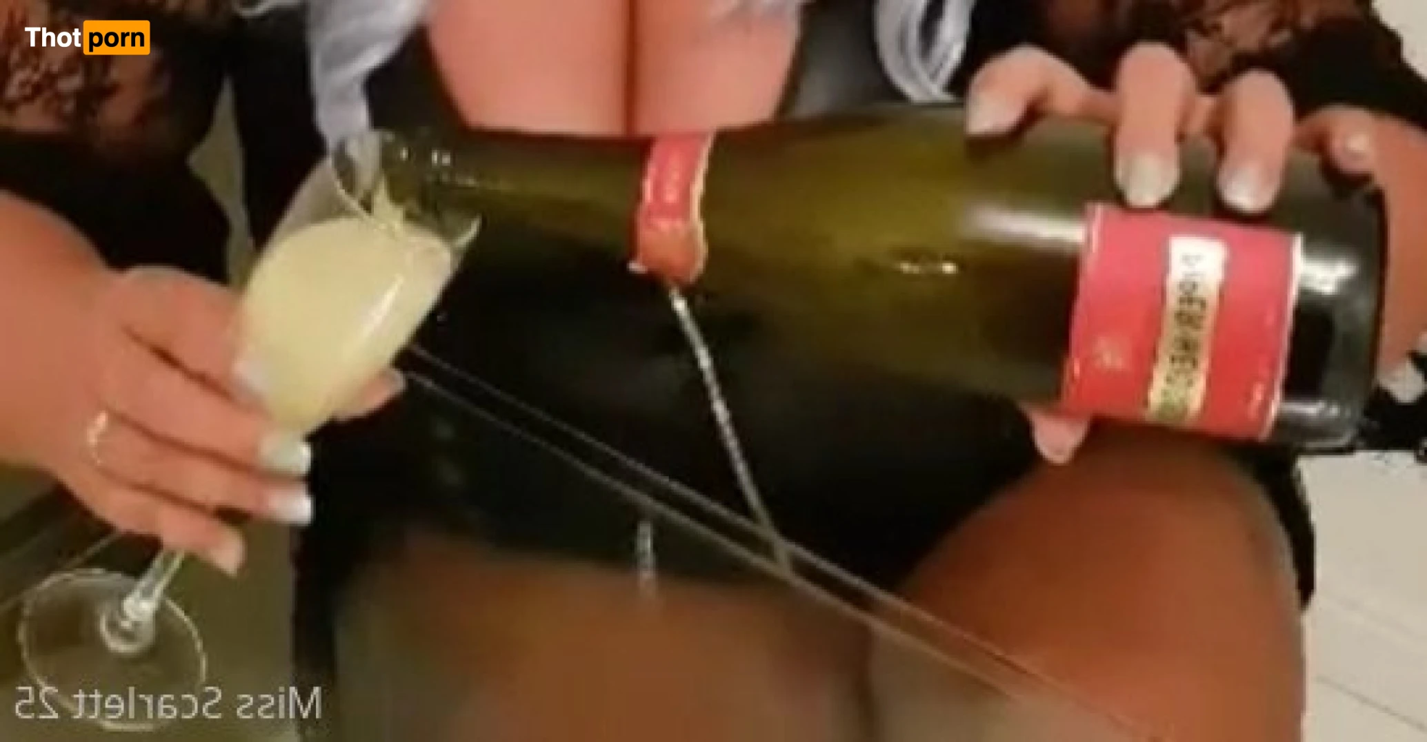 MissScarlett25 14348311