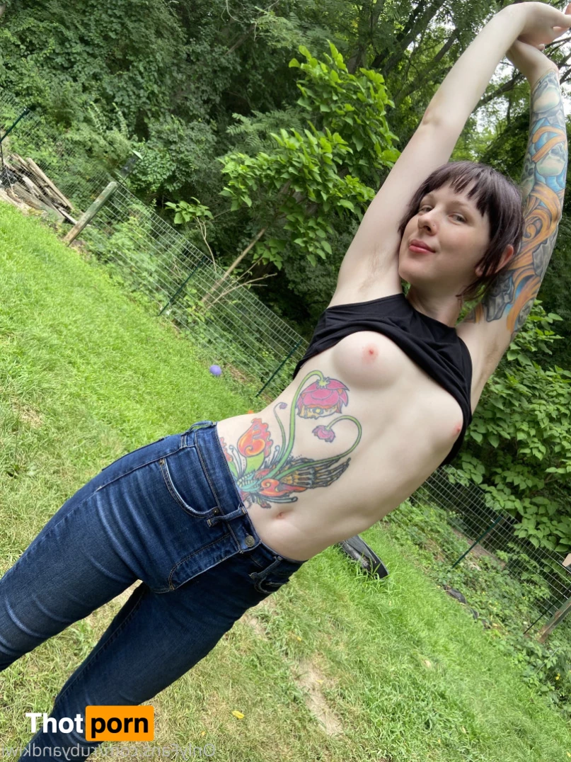 Ruby and Kiwi 10392224