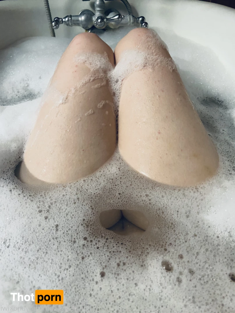 Ruby and Kiwi 10392558