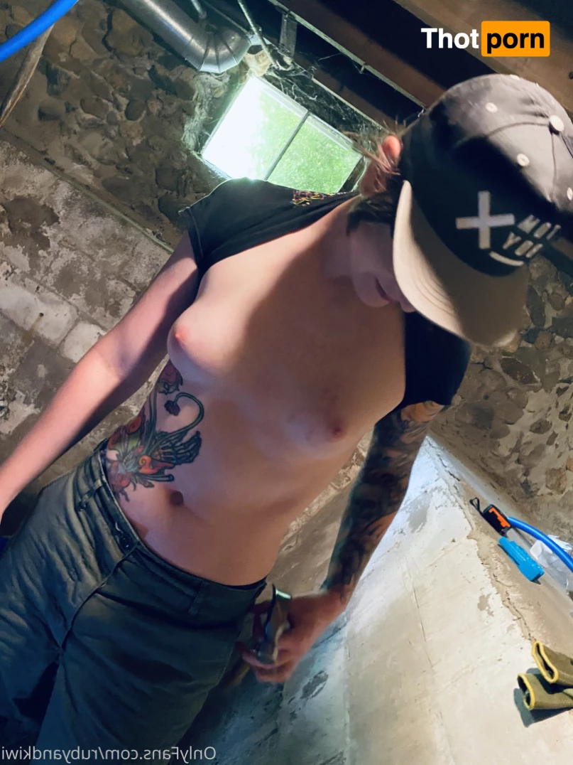 Ruby and Kiwi 10392667