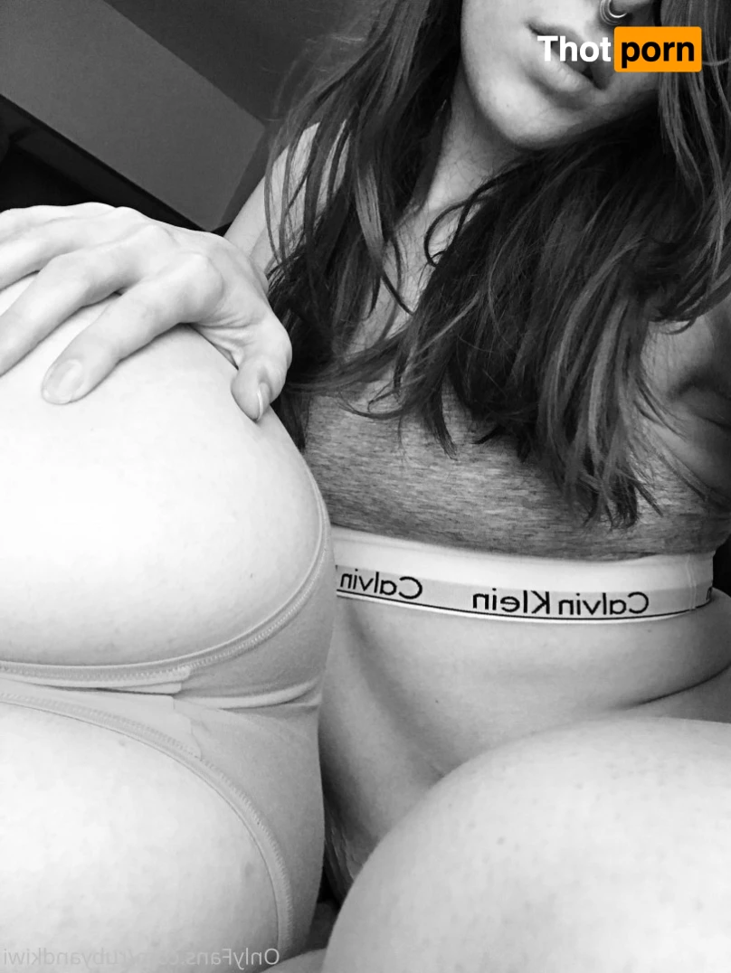 Ruby and Kiwi 10392725