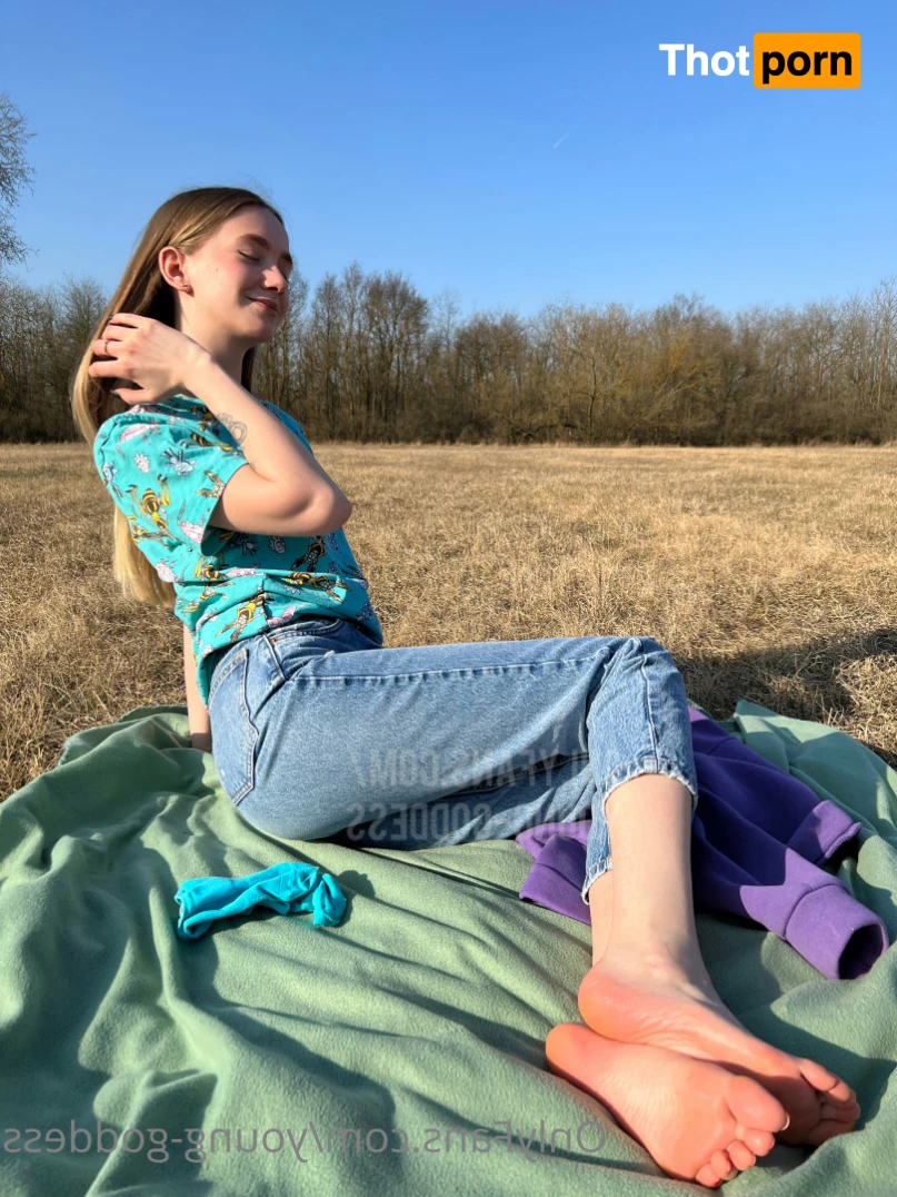 young-goddess 8032961