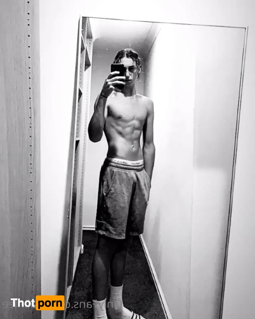 Hung Aussie 14723527