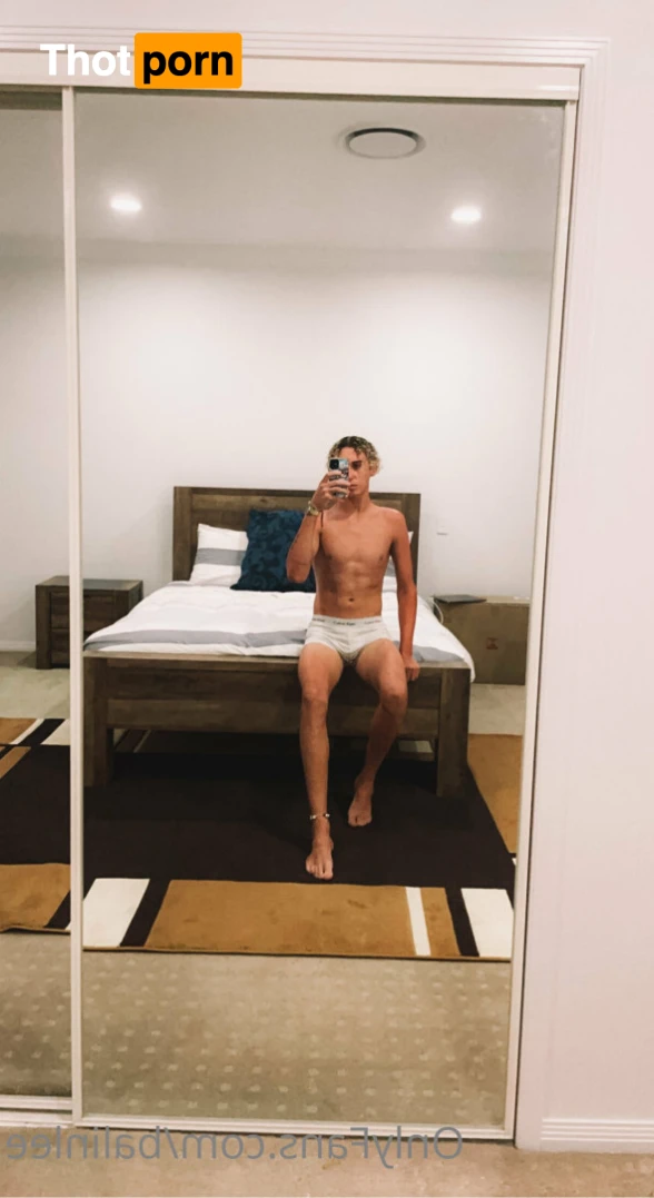 Hung Aussie 14723529