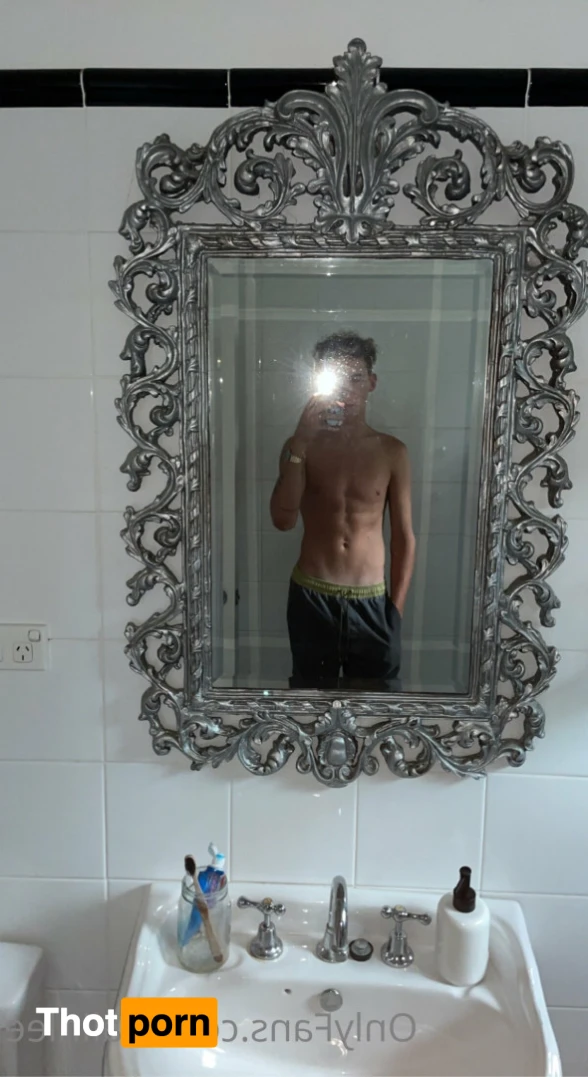 Hung Aussie 14723578