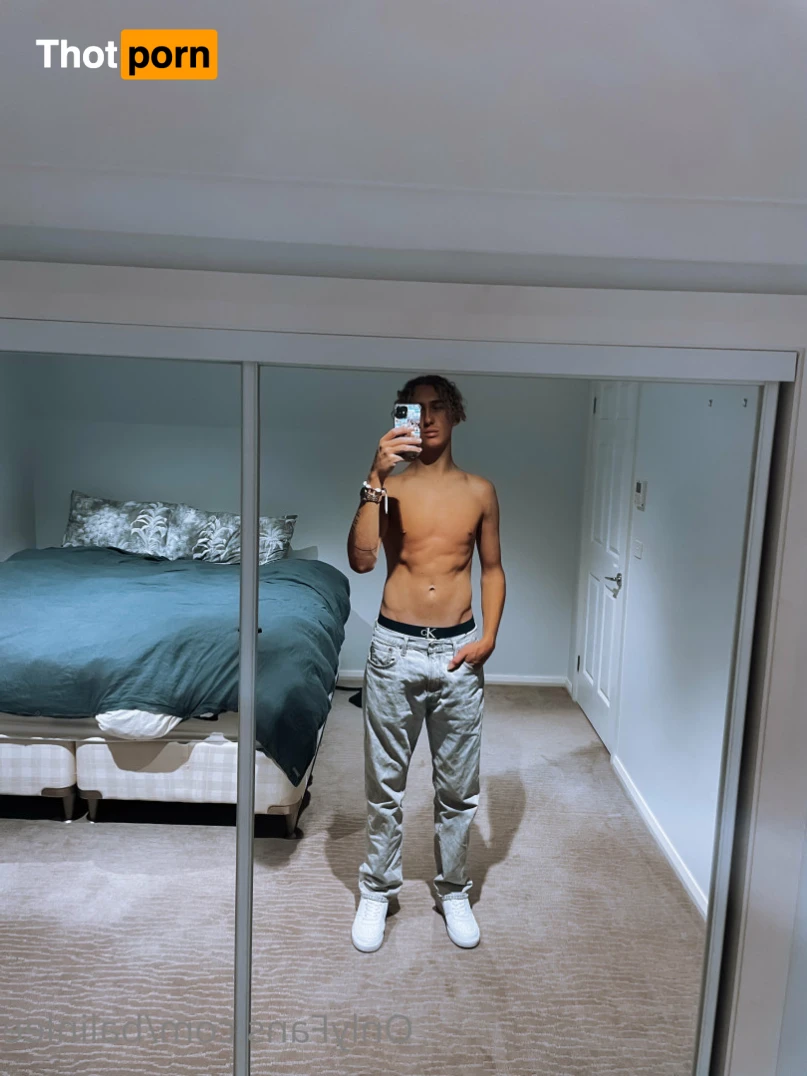 Hung Aussie 14723739