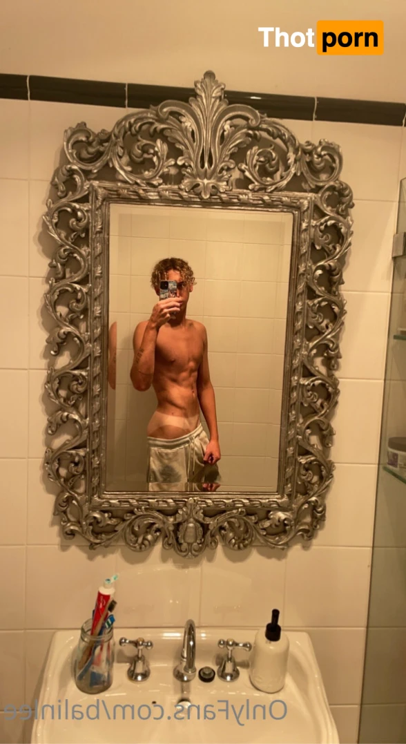 Hung Aussie 14723767