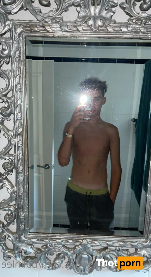 Hung Aussie 14723942