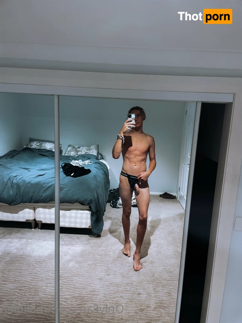 Hung Aussie 14724177