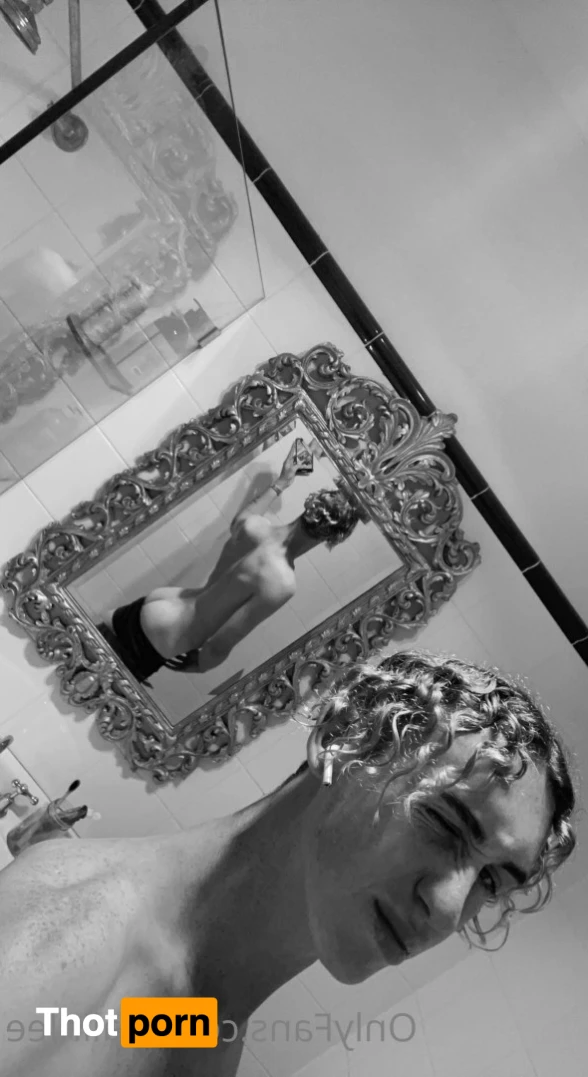 Hung Aussie 14724246