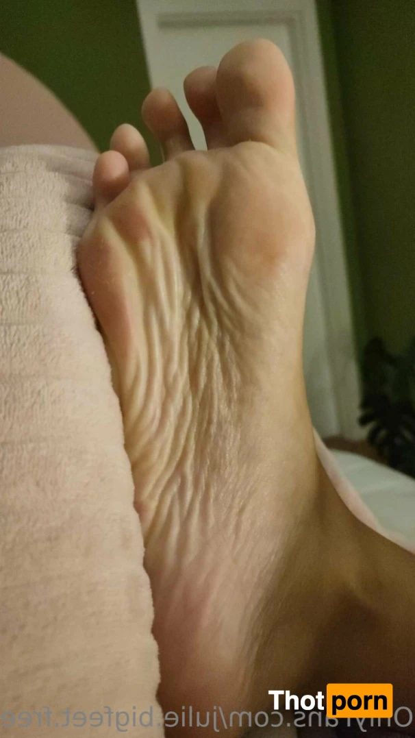 Julie Big Feet FREE 16471671