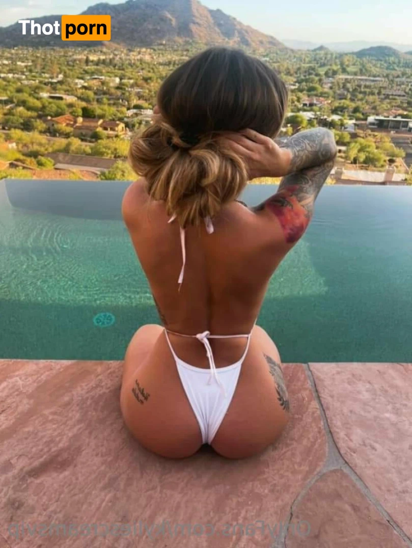 Kylie screams 15018468