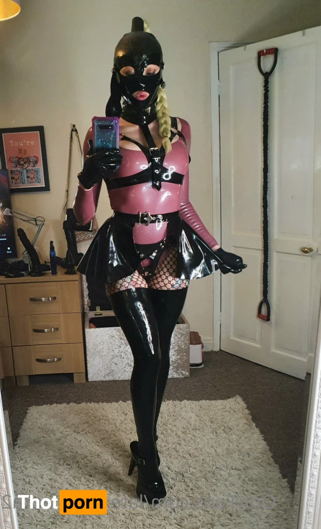 Latexloverlaura2 15777125