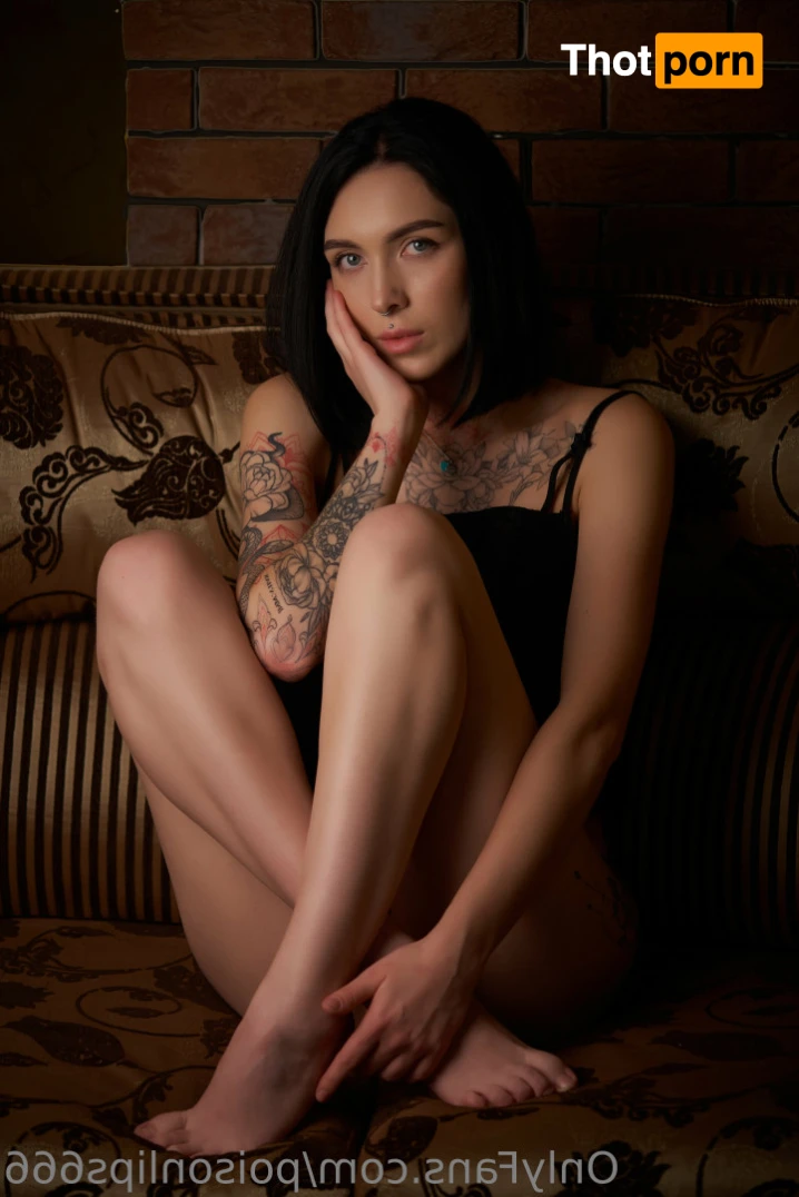 Poison Lips ✨ a little over 20 ✨ 11467005