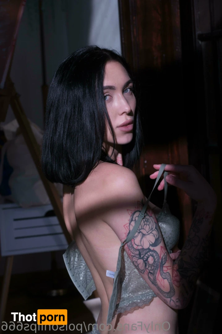 Poison Lips ✨ a little over 20 ✨ 11472230