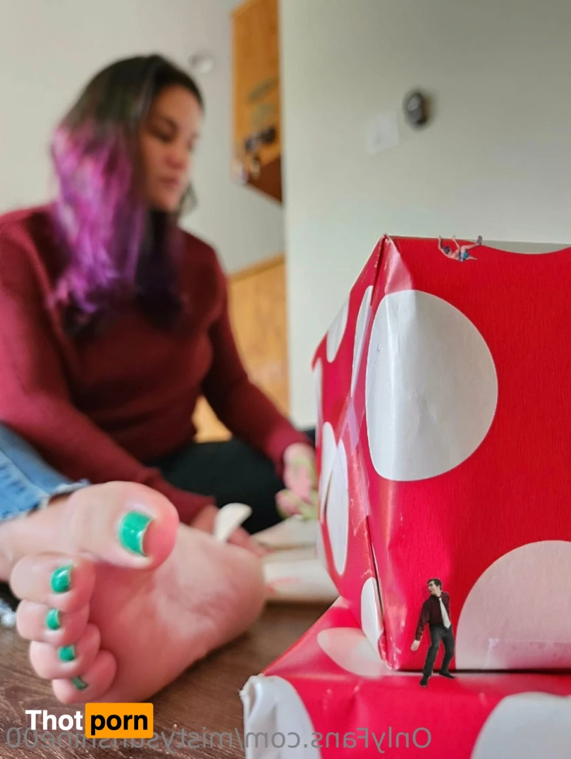 Giantess Misty 16007980