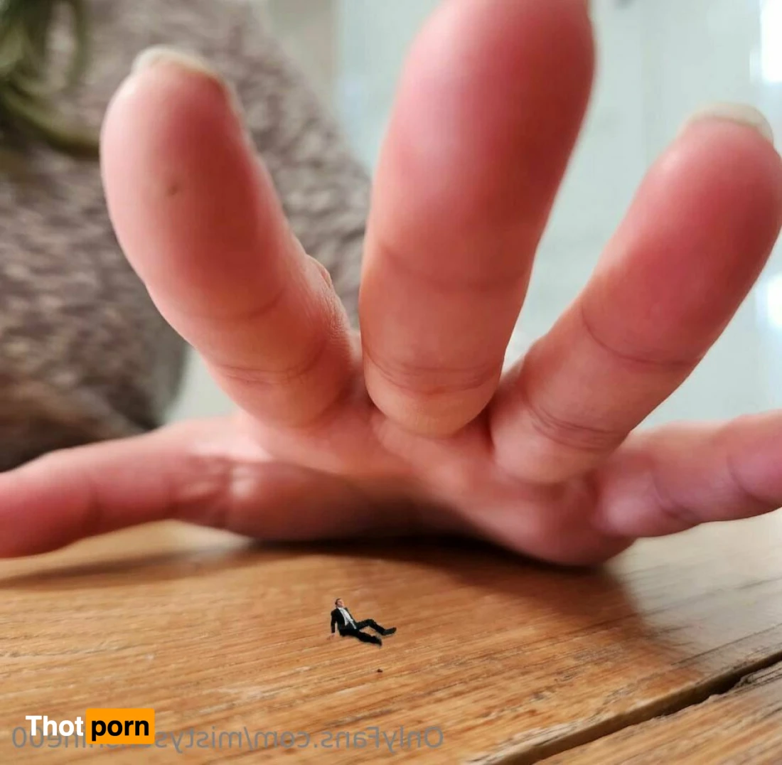 Giantess Misty 16030444