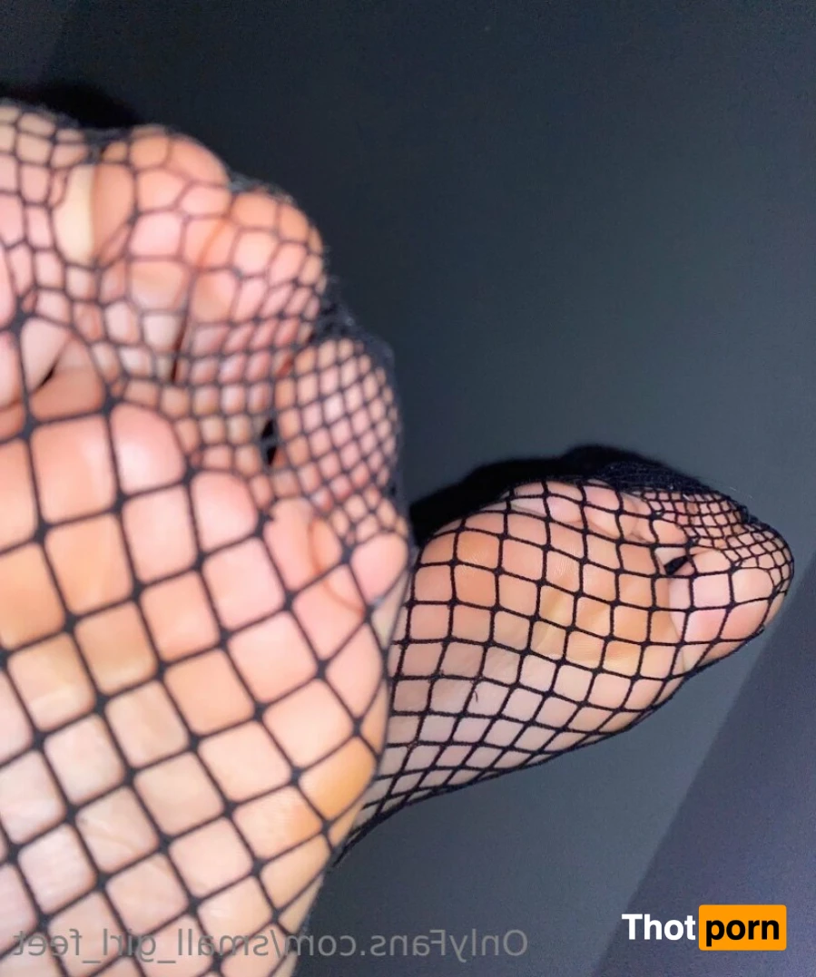 small_girl_feet 13298048