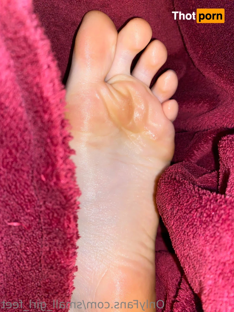 small_girl_feet 13298148