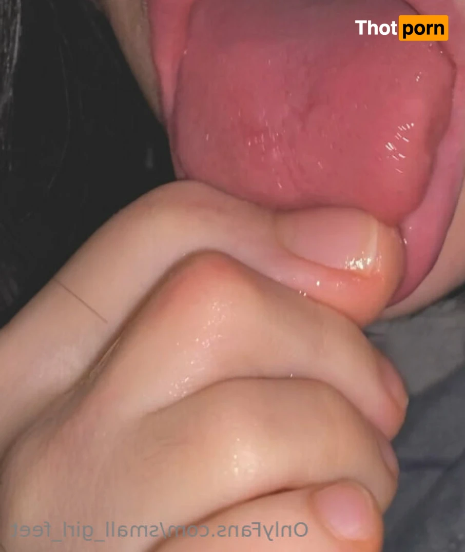 small_girl_feet 13298306